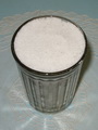 Граненый стакан соли, наполненный до краев