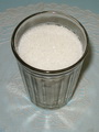 Граненый стакан сахара, наполненный ровно до каемочки (200 мл) весит 160 грамм
